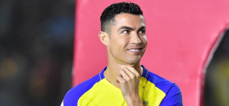 Cristiano Ronaldo feliz na apresentação no Al Nassr