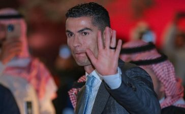 Cristiano Ronaldo saúda adeptos do Al Nassr