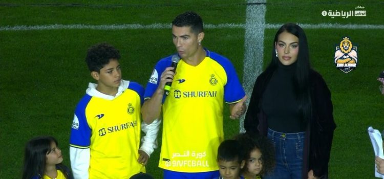 Cristiano Ronaldo com a família durante a apresentação como reforço do Al Nassr.