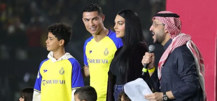 Cristiano Ronaldo com a família na apresentação como reforço do Al Nassr