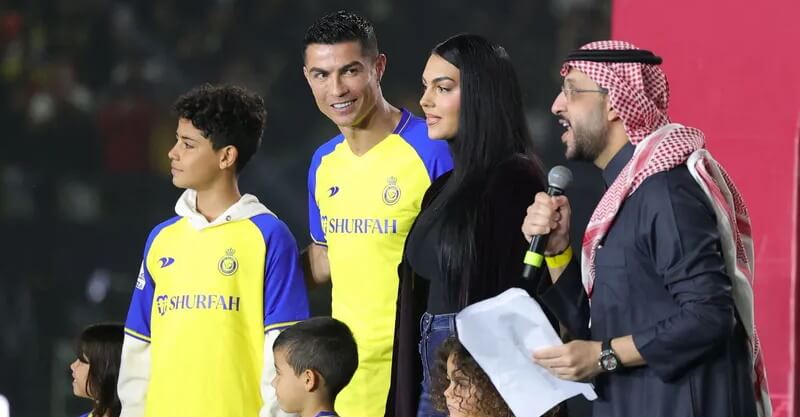 Cristiano Ronaldo com a família na apresentação como reforço do Al Nassr