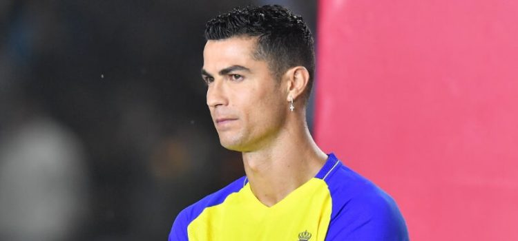 Cristiano Ronaldo a preparar-se para falar aos adeptos do Al Nassr