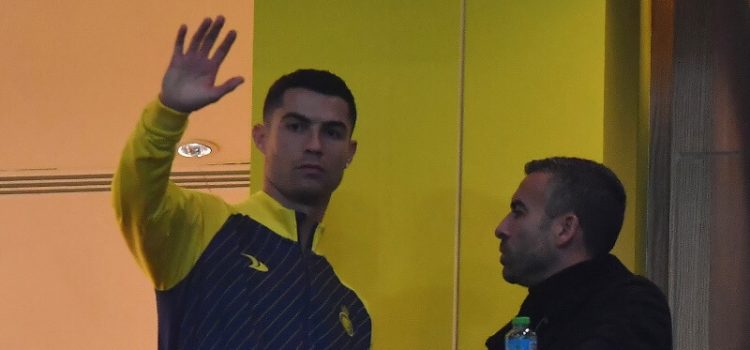 Cristiano Ronaldo saúda adeptos do Al Nassr na partida com o Al Tai