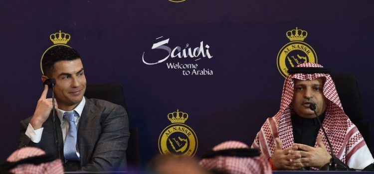 Cristiano Ronaldo na apresentação como jogador do Al Nassr com o presidente