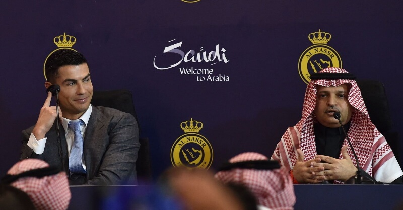 Cristiano Ronaldo na apresentação como jogador do Al Nassr com o presidente
