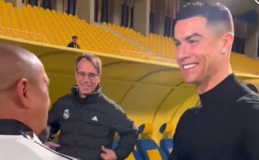 Cristiano Ronaldo ao rever Roberto Carlos do Real Madrid em Ríade