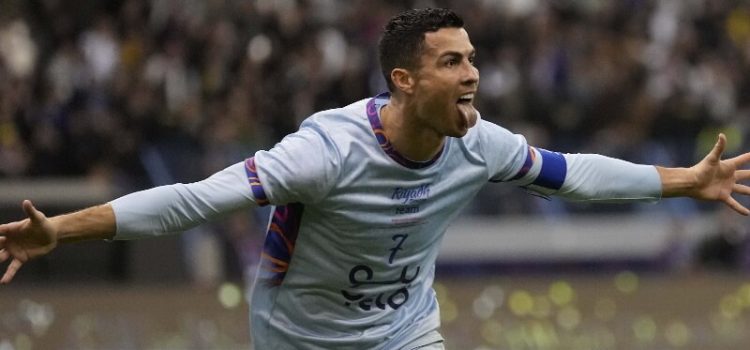 Cristiano Ronaldo celebra o bis no jogo entre as estrelas da liga saudita e o PSG