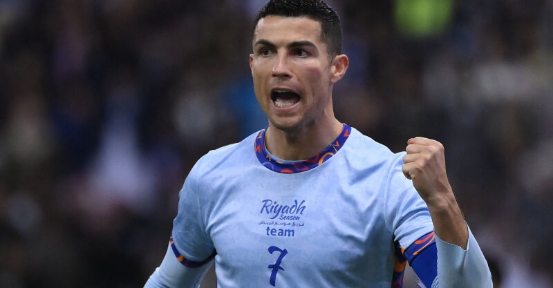 Cristiano Ronaldo no jogo com o PSG, defendendo as cores da equipa de estrelas da liga saudita