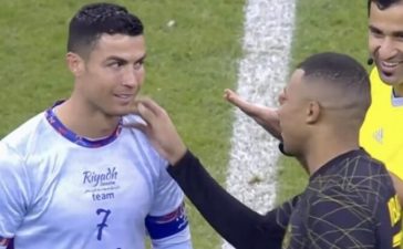 Cristiano Ronaldo à conversa com Kylian Mbappé no jogo entre as estrelas da liga saudita e o PSG