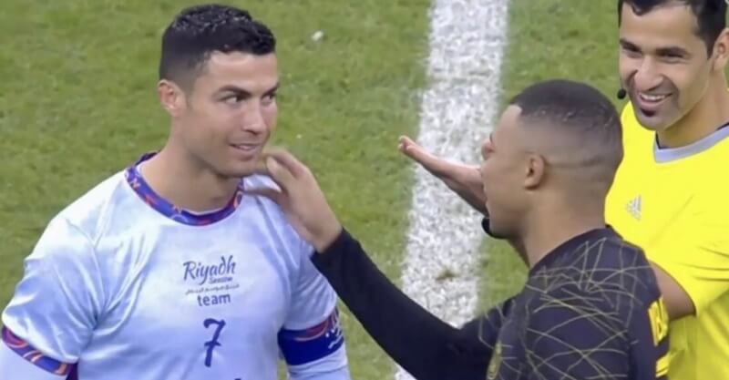 Cristiano Ronaldo à conversa com Kylian Mbappé no jogo entre as estrelas da liga saudita e o PSG