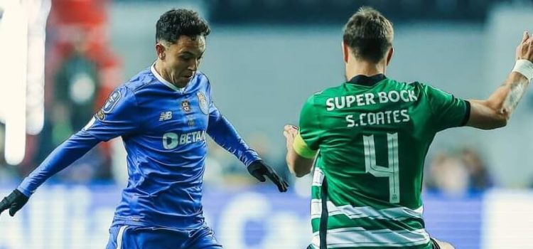 Pepê e Coates em disputa de bola no Sporting-FC Porto na Taça da Liga