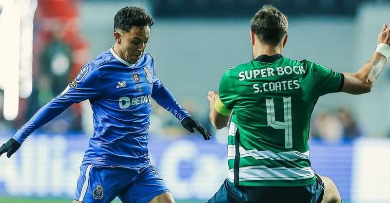 Pepê e Coates em disputa de bola no Sporting-FC Porto na Taça da Liga