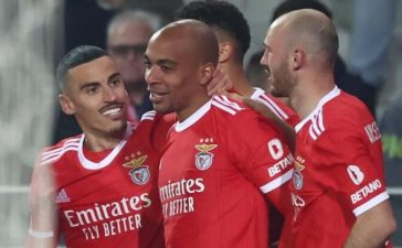 Jogadores do Benfica celebram golo de João Mário na Liga dos Campeões diante do Club Brugge