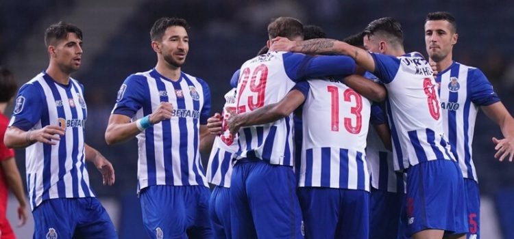 Jogadores do FC Porto festejam vitória sobre o Académico de Viseu