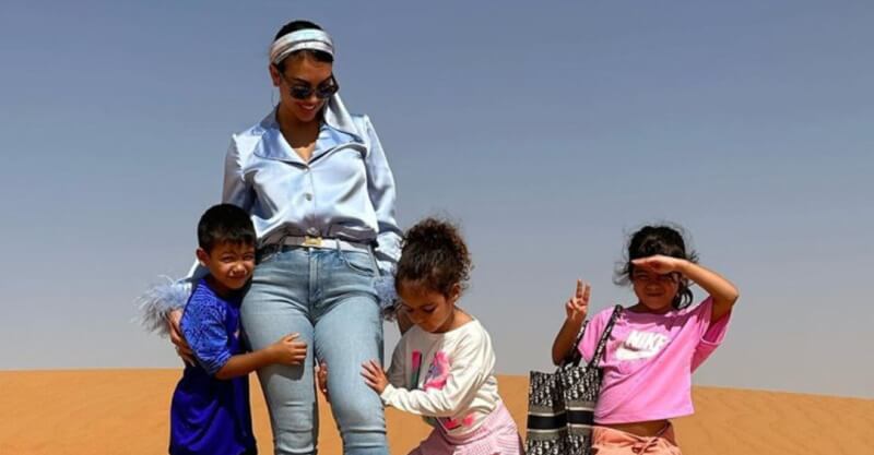Georgina Rodríguez com os filhos mais novos no deserto da Arábia Saudita