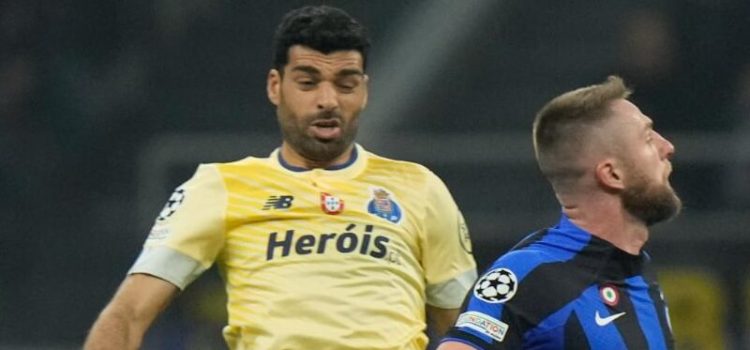 Mehdi Taremi e Skriniar em disputa de bola no Inter de Milão-FC Porto na Liga dos Campeões