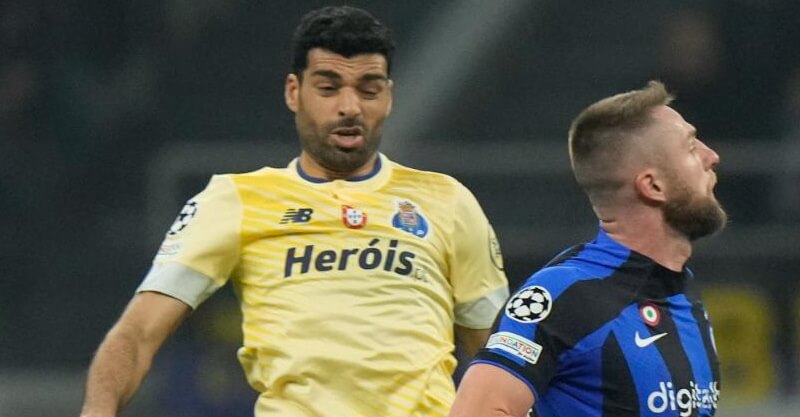 Mehdi Taremi e Skriniar em disputa de bola no Inter de Milão-FC Porto na Liga dos Campeões