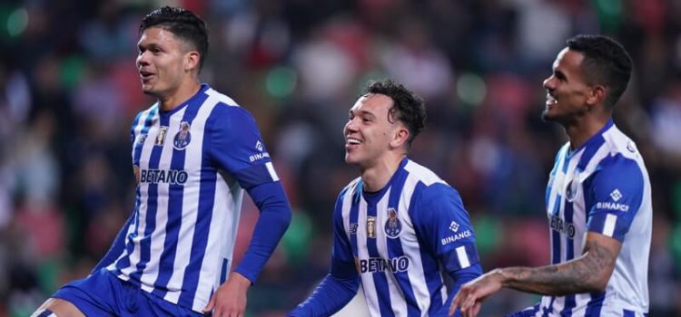 Evanilson, Pepê e Galeno celebram golo no Marítimo-FC Porto