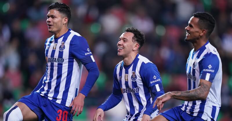 Evanilson, Pepê e Galeno celebram golo no Marítimo-FC Porto