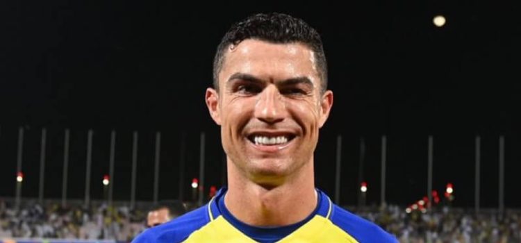Cristiano Ronaldo sorri para a câmara após vitória do Al Nassr