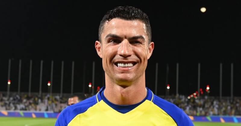 Cristiano Ronaldo sorri para a câmara após vitória do Al Nassr