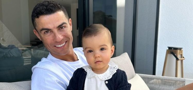 Cristiano Ronaldo com Bella Esmeralda ao colo