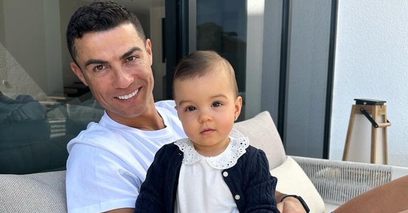Cristiano Ronaldo com Bella Esmeralda ao colo