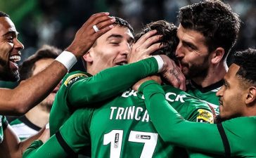 Jogadores do Sporting festejam golaço de Francisco Trincão ao Estoril