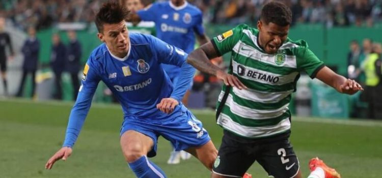 Matheus Uribe e Matheus Reis em disputa de bola no Sporting-FC Porto