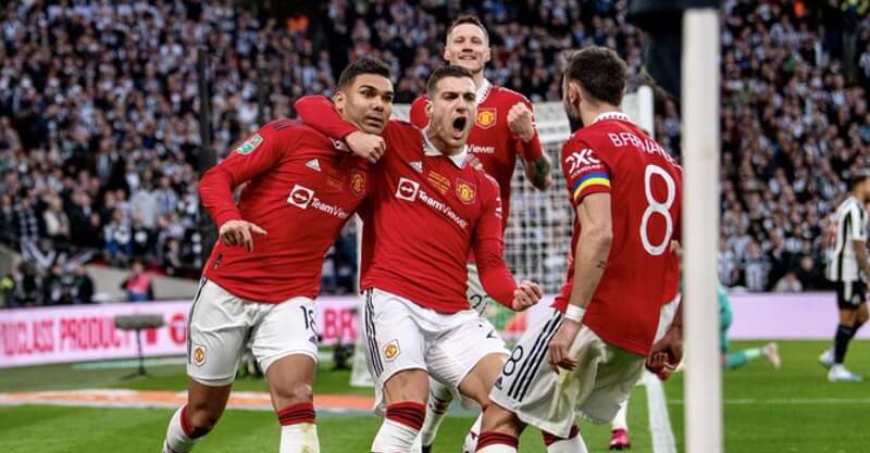 Jogadores do Manchester United celebram golo ao Newcastle na final da Taça da Liga
