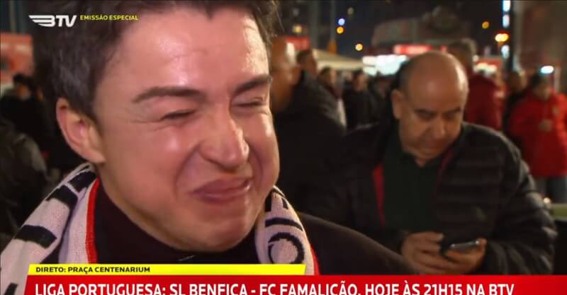 Adepto do Benfica emocionado antes do jogo com o Famalicão