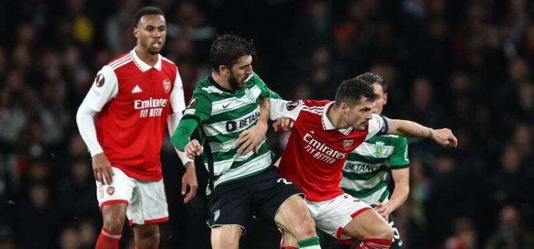 Paulinho e Granit Xhaka em disputa de bola no Arsenal-Sporting