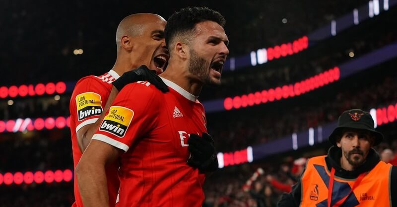 Gonçalo Ramos e João Mário após golo no Benfica-Famalicão