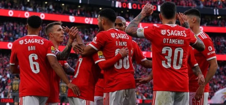 Jogadores do Benfica celebram vitória sobre o V. Guimarães