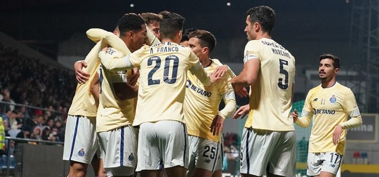 Jogadores do FC Porto celebram um dos golos na vitória sobre o Chaves