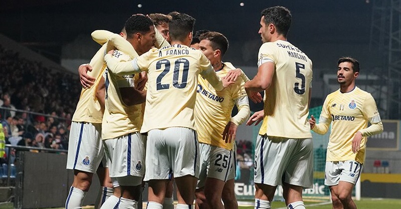 Jogadores do FC Porto celebram um dos golos na vitória sobre o Chaves