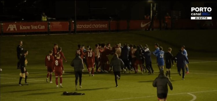 Jogadores de Liverpool e FC Porto em confrontos após jogo da Youth League