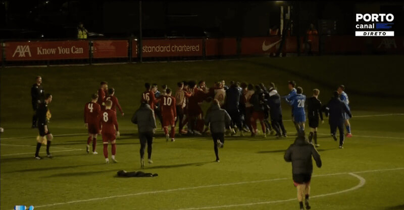 Jogadores de Liverpool e FC Porto em confrontos após jogo da Youth League