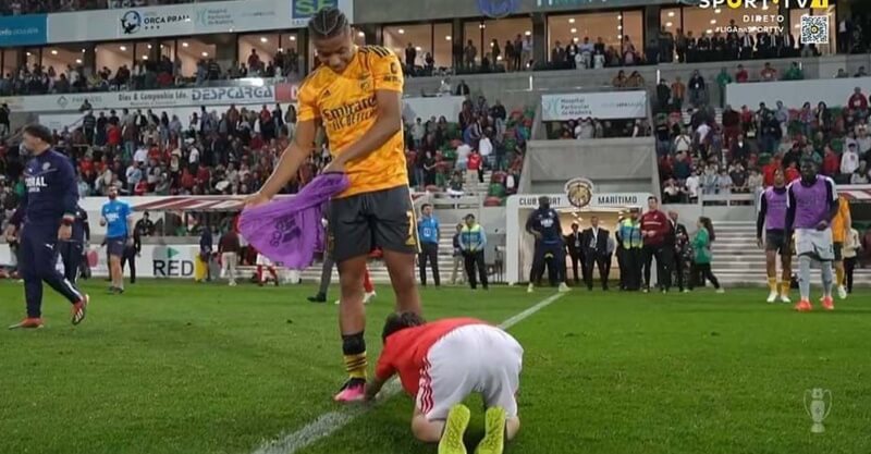 Jovem ajoelha-se perante David Neres para lhe pedir a camisola após o Marítimo-Benfica