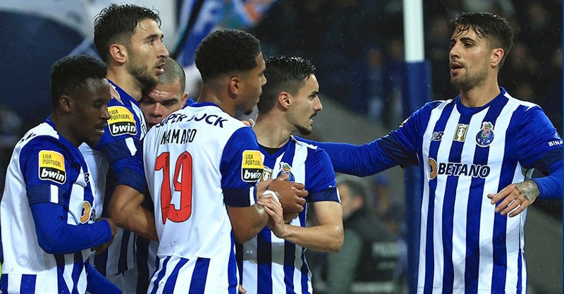 Jogadores do FC Porto celebram golo frente ao Estoril