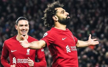 Mohamed Salah e Darwin Nuñez festejam goleada do Liverpool ao Manchester United