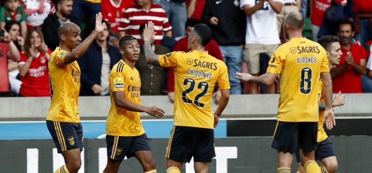 Jogadores do Benfica celebram golo ao Marítimo na Madeira