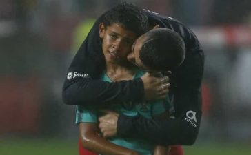 Cristiano Ronaldo abraça Cristianinho após o Portugal-Argélia em 2018