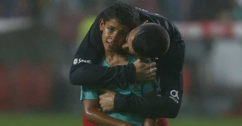 Cristiano Ronaldo abraça Cristianinho após o Portugal-Argélia em 2018