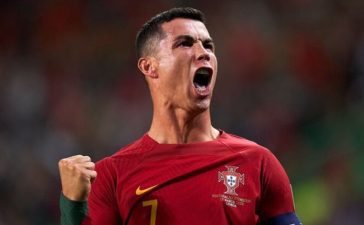 Cristiano Ronaldo festeja efusivamente o golo marcado no Portugal-Liechtenstein