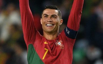 Cristiano Ronaldo celebra o bis no Portugal-Liechtenstein