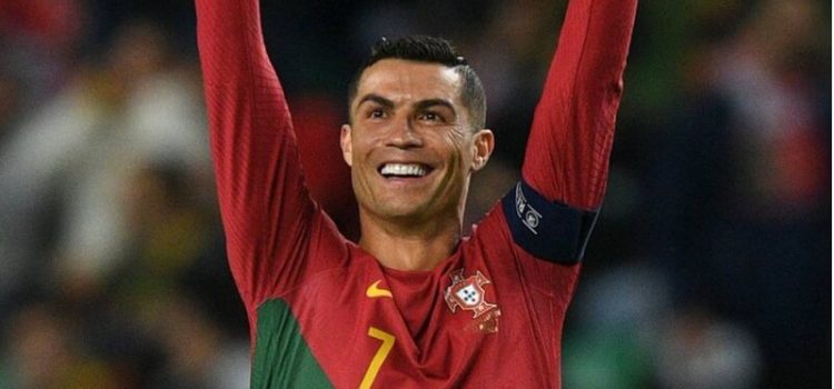 Cristiano Ronaldo celebra o bis no Portugal-Liechtenstein