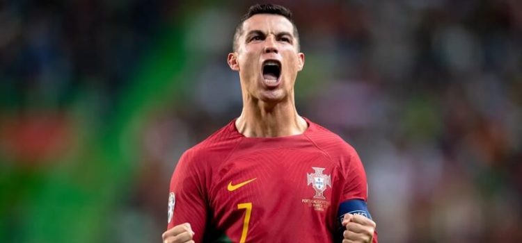 Cristiano Ronaldo celebra com euforia um dos golos que marcou no Portugal-Liechtenstein