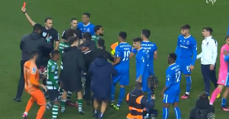 Confusão no final do jogo entre Sporting e FC Porto na final da Taça da Liga