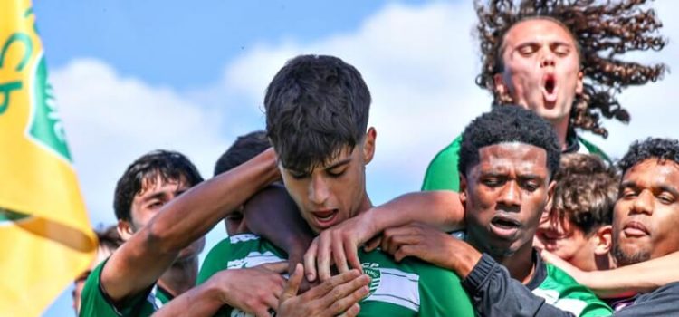 Jogadores do Sporting celebram passagem à final four da Youth League após vitória sobre o Liverpool
